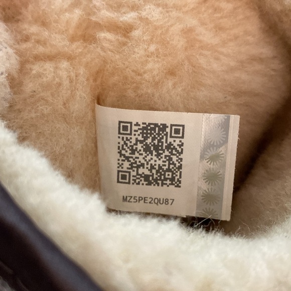 UGG CLASSIC SHORT SILVER SEQUIN BOOTS SIZE 7 - Picture 10 of 15